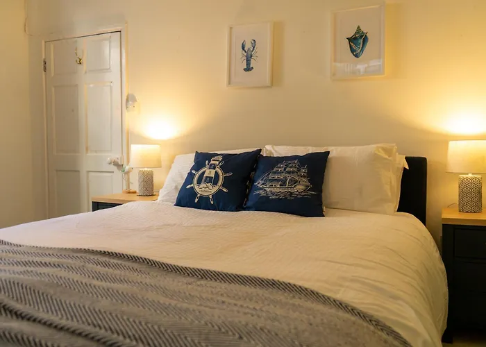 Dartmouth Town Centre 2 Bedroom Stylish Apartment Is Perfect For Families And Couples With A Happy & Homely Feel Being Only 30 Meters From The Sea But Set Back & Quiet With Everything On The Doorstep A Fab Place To Explore Dartmouth Pets Welcome For