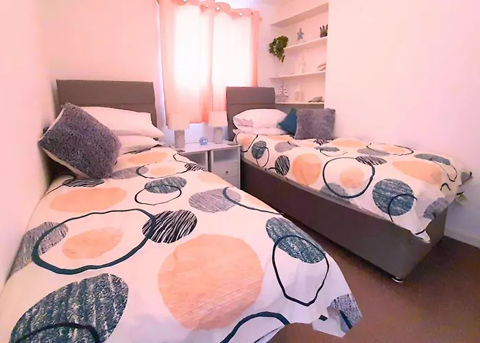 Dartmouth Town Centre 2 Bedroom Stylish Apartment Is Perfect For Families And Couples With A Happy & Homely Feel Being Only 30 Meters From The Sea But Set Back & Quiet With Everything On The Doorstep A Fab Place To Explore Dartmouth Pets Welcome For