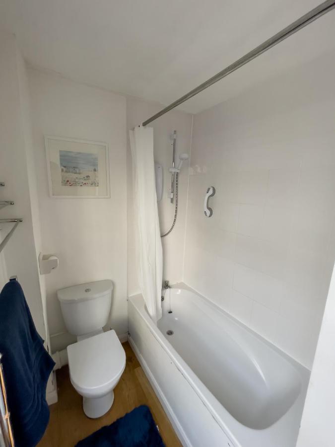 Seaside Haven: Stylish 2-bedroom Family Retreat Apartment *