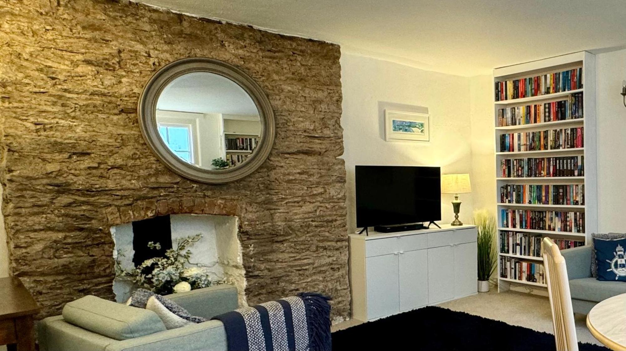 Apartment Seaside Haven: Stylish 2-bedroom Family Retreat Dartmouth
