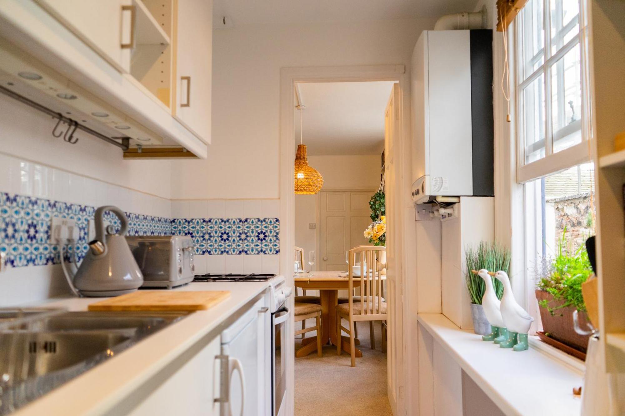 Seaside Haven: Stylish 2-bedroom Family Retreat Dartmouth