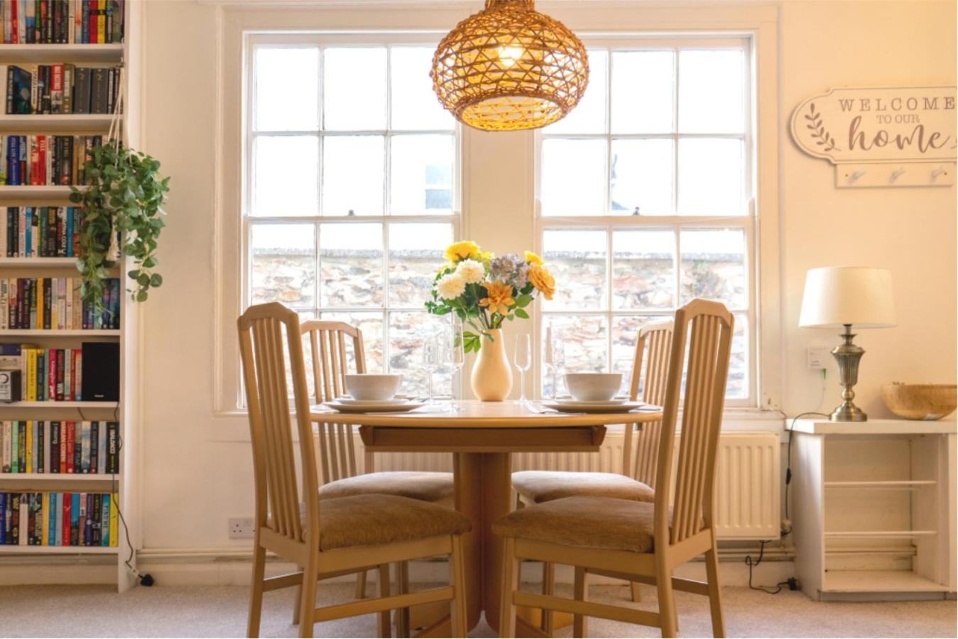 Seaside Haven: Stylish 2-bedroom Family Retreat Apartment